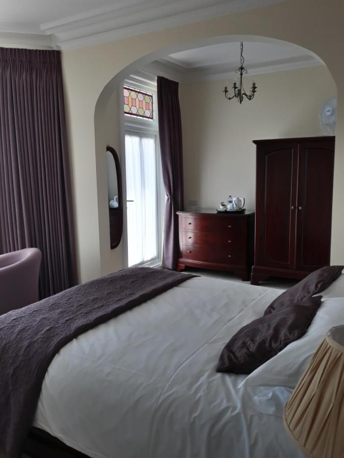 Breakers Bed And Breakfast Истборн Екстериор снимка