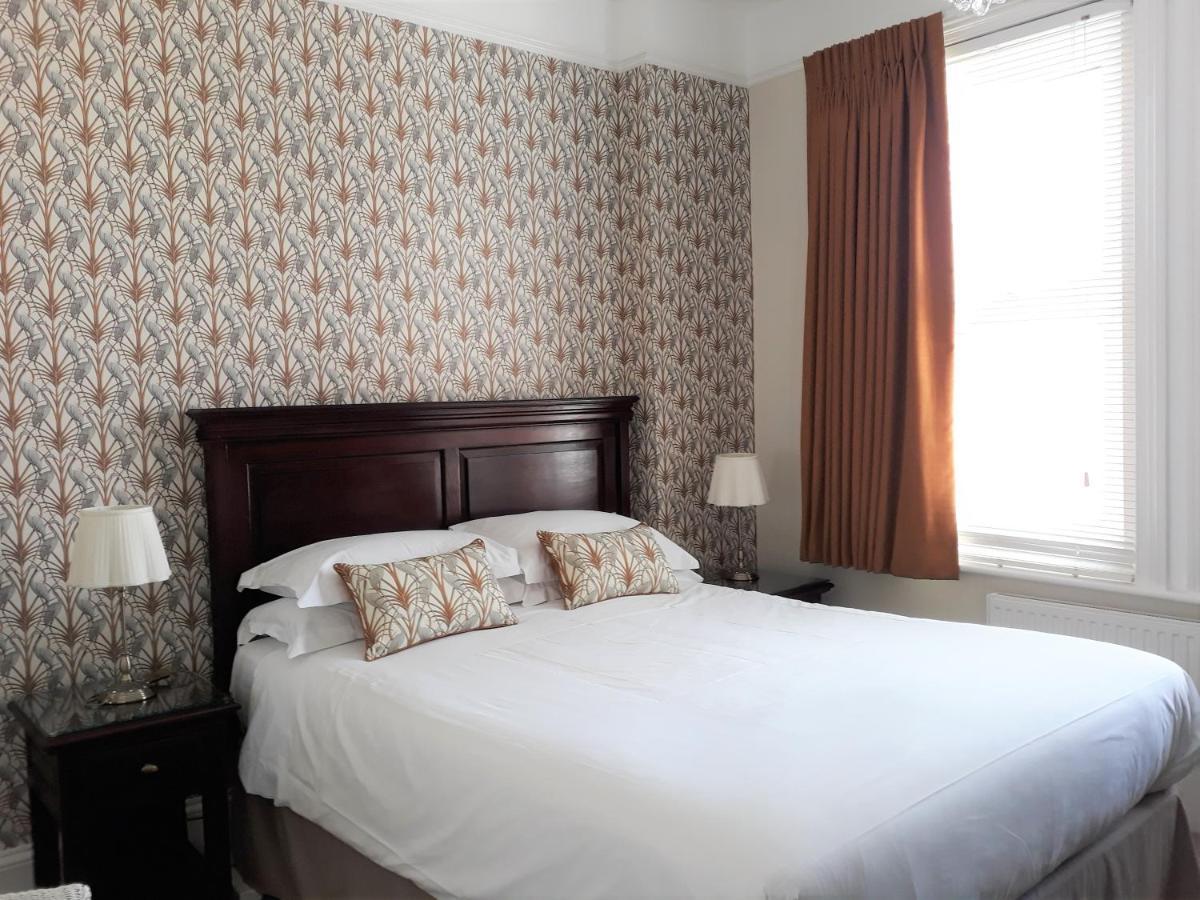 Breakers Bed And Breakfast Истборн Екстериор снимка