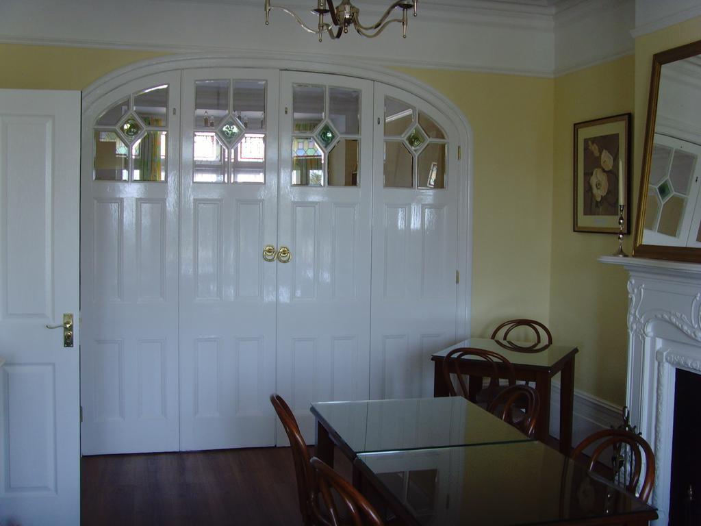 Breakers Bed And Breakfast Истборн Екстериор снимка