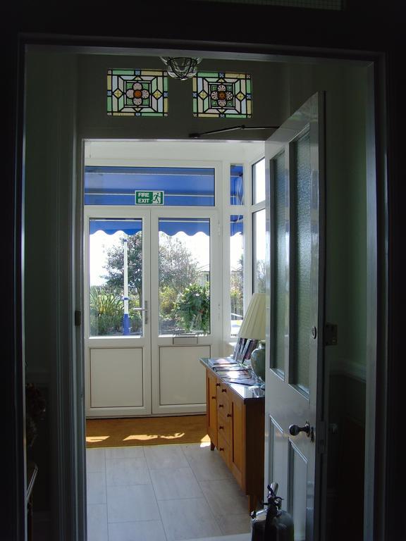 Breakers Bed And Breakfast Истборн Екстериор снимка