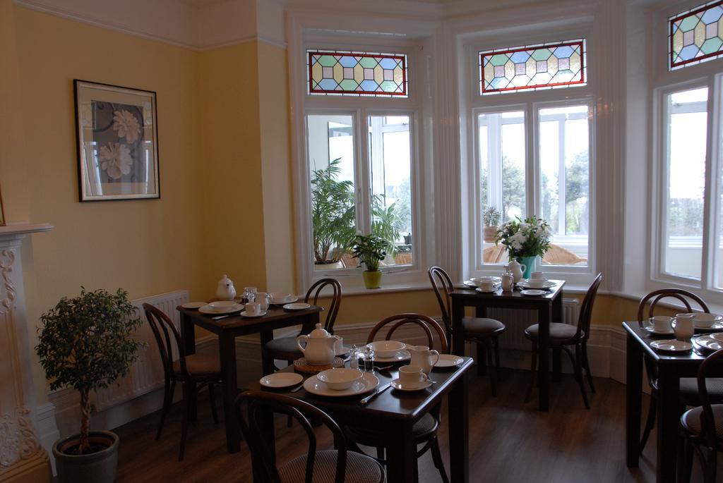 Breakers Bed And Breakfast Истборн Екстериор снимка