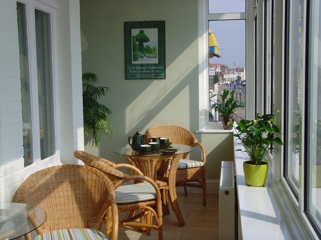 Breakers Bed And Breakfast Истборн Екстериор снимка