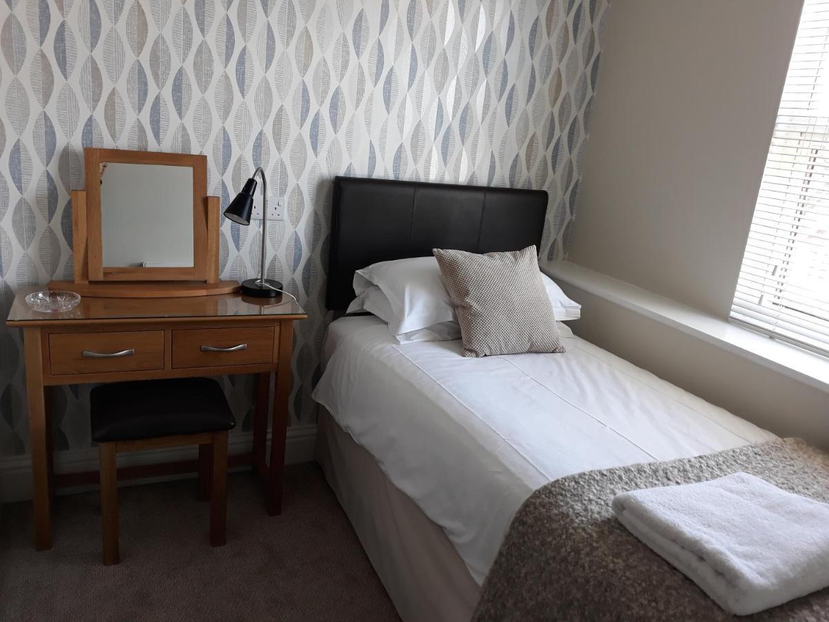 Breakers Bed And Breakfast Истборн Екстериор снимка