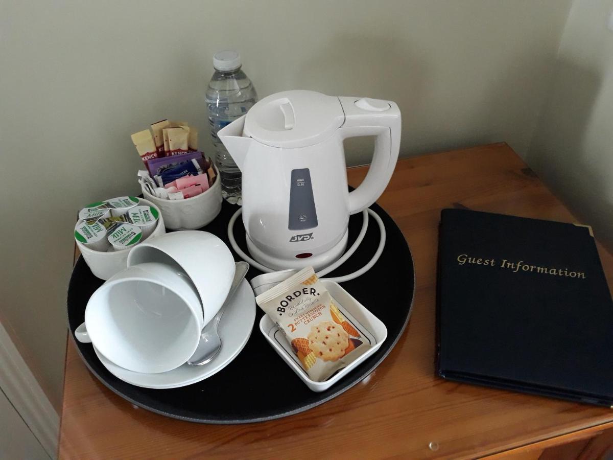 Breakers Bed And Breakfast Истборн Екстериор снимка