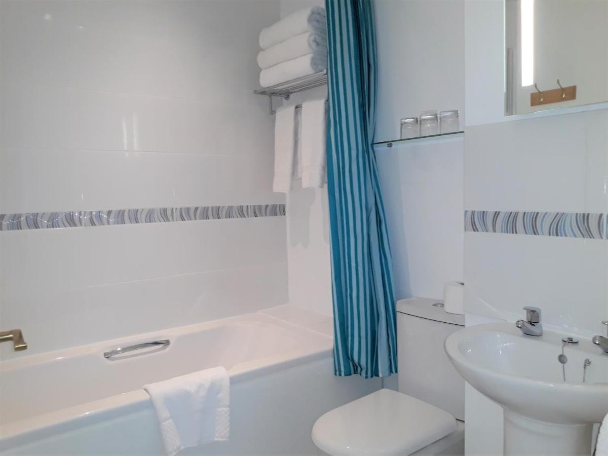 Breakers Bed And Breakfast Истборн Екстериор снимка