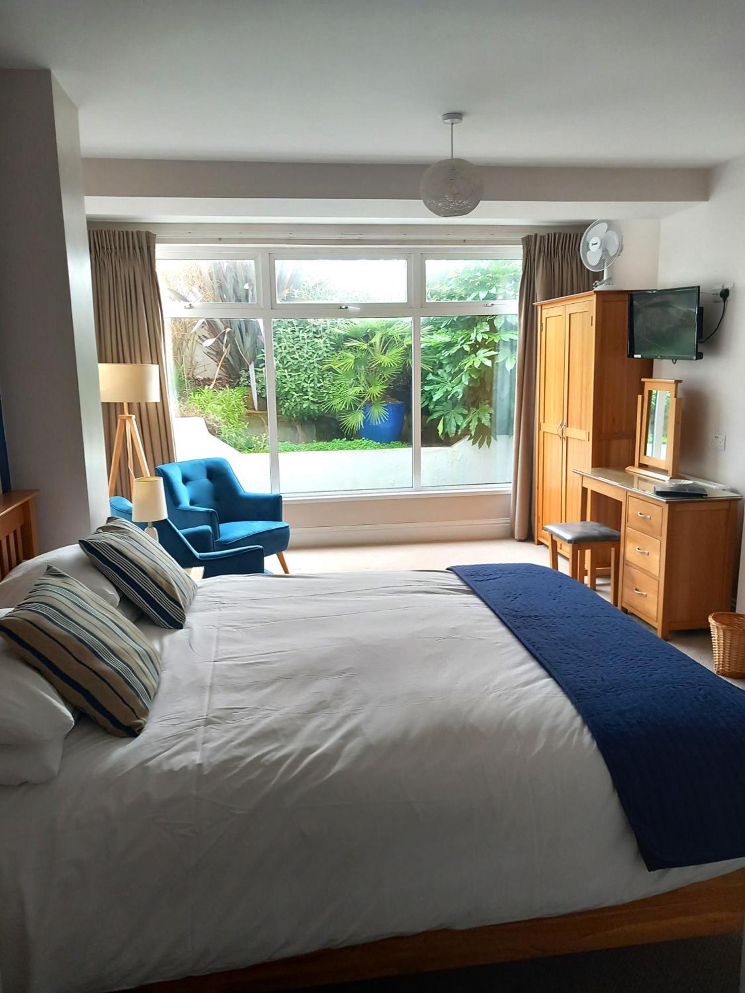 Breakers Bed And Breakfast Истборн Екстериор снимка