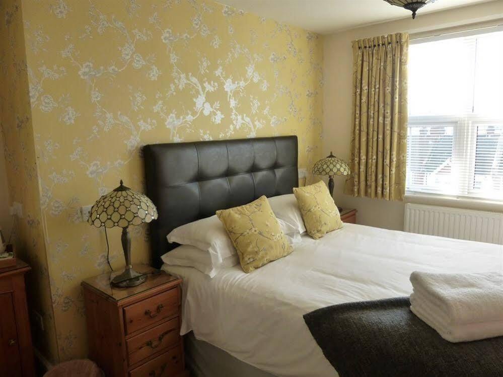 Breakers Bed And Breakfast Истборн Екстериор снимка