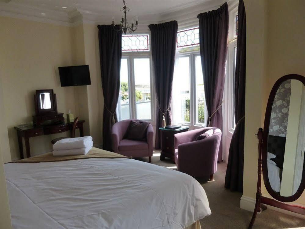 Breakers Bed And Breakfast Истборн Екстериор снимка