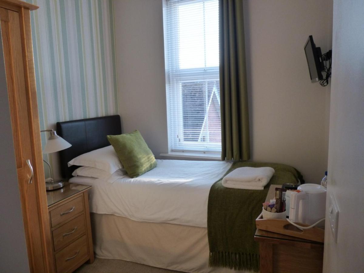 Breakers Bed And Breakfast Истборн Екстериор снимка